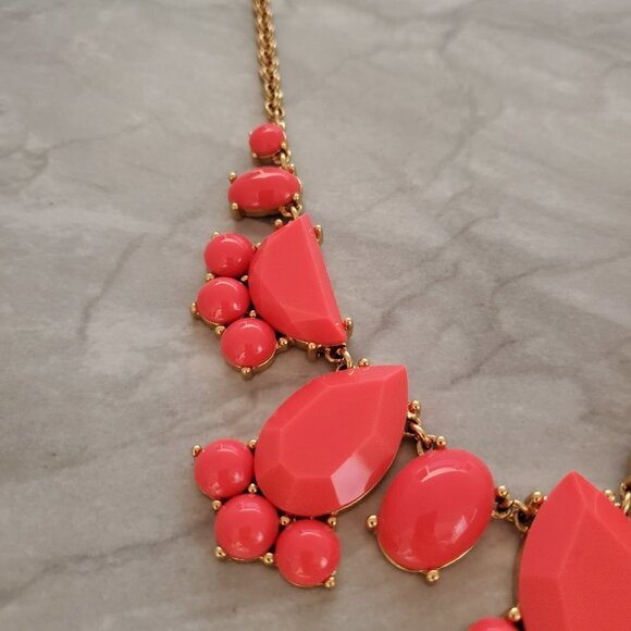 ✨ Kate Spade Day Tripper Coral Resin Rhinestones Statement Necklace ✨ - Picture 6 of 15
